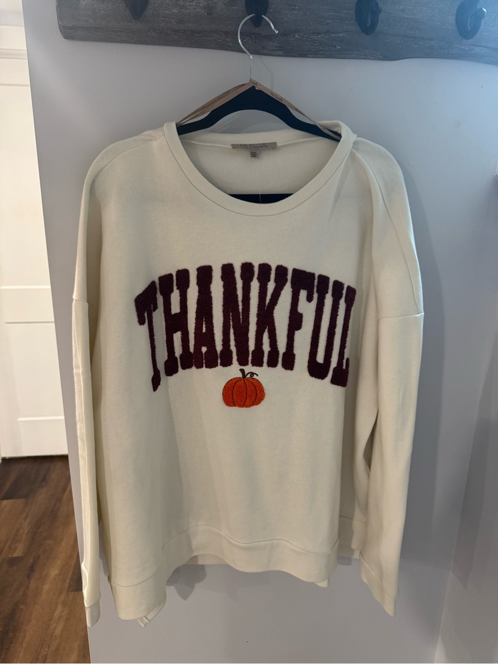 Cozy 'Thankful' Cream Crewneck Sweater with Pumpkin Accent